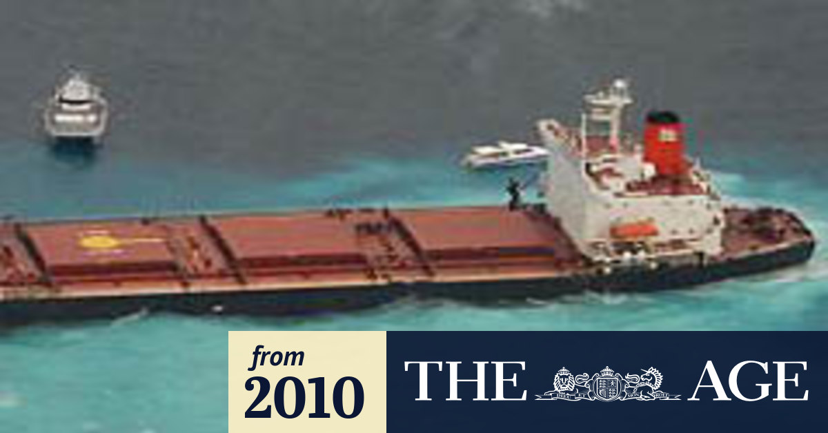 Grounded ship 3km oil spill on Great Barrier Reef